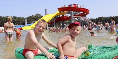 Volop waterpret aan de glijbanen van het Zilvermeer.