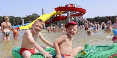 Volop waterpret aan de glijbanen van het Zilvermeer.