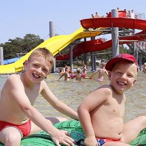 Volop waterpret aan de glijbanen van het Zilvermeer.