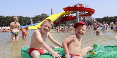 Volop waterpret aan de glijbanen van het Zilvermeer.