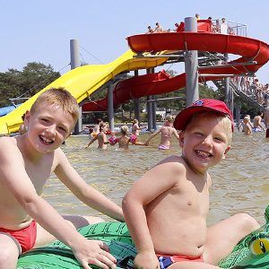 Volop waterpret aan de glijbanen van het Zilvermeer.